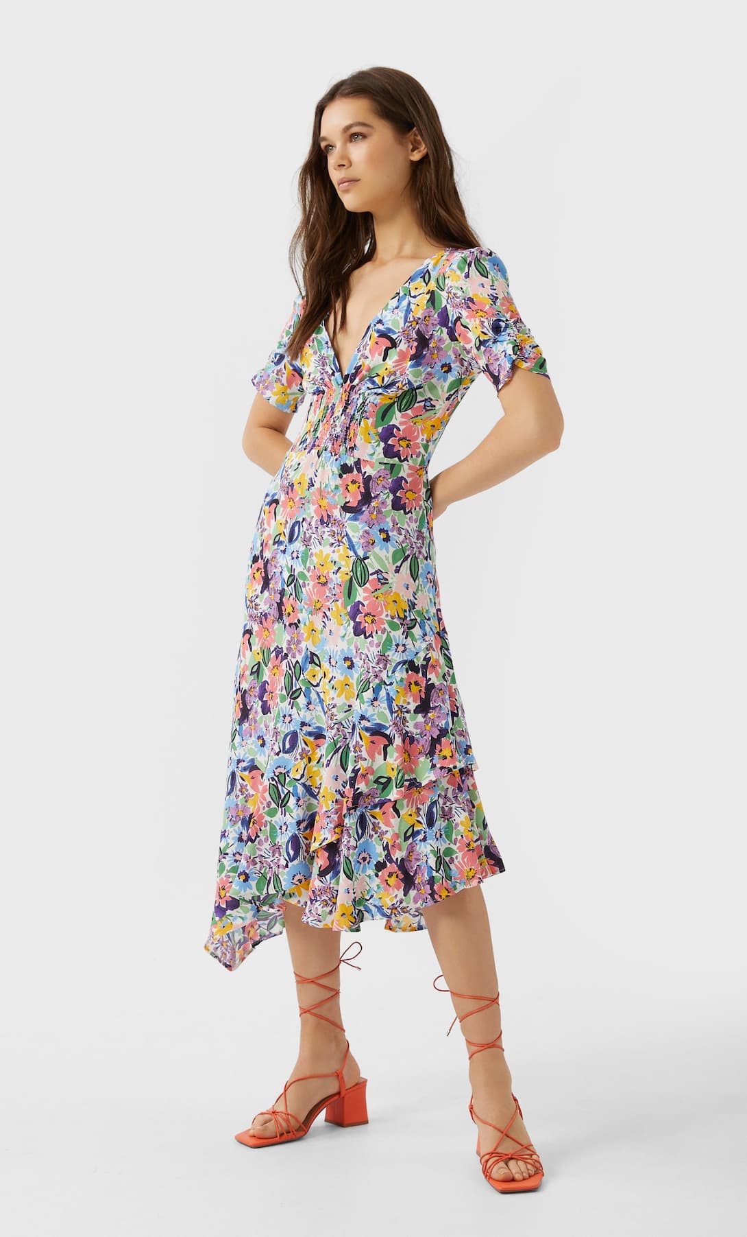Seguimos con los estampados de flores. Este vestido de la nueva colección entra por los ojos. (29,99 euros).
