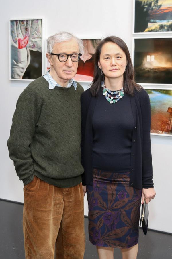 Las llamas que provocó este escándalo siguen activas y devorando hectáreas. El director de cine Woody Allen no solo inició un romance con una chica 35 años menor (él tenía 56; ella 21), sino que Soon-Yi era su hijastra: su esposa, la actriz Mia Farrow (de 46 años en aquel momento), la había adoptado con su anterior marido. Hoy, 23 años después, Soon-Yi y Woody siguen casados, y tienen dos niñas.