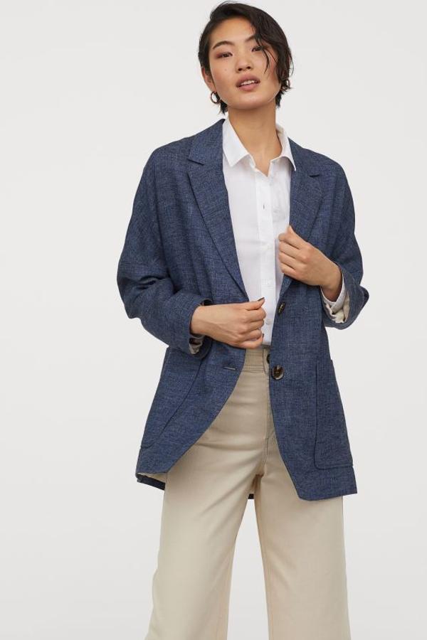 De corte recto, con hombros marcadamente caídos y bolsillos de parche delanteros, esta blazer oversize de H&M en azul denim está confeccionada en sarga de mezcla de lino. De 39,99 euros ha pasado a costar 17,99 euros y está disponible entre las tallas XS y M.