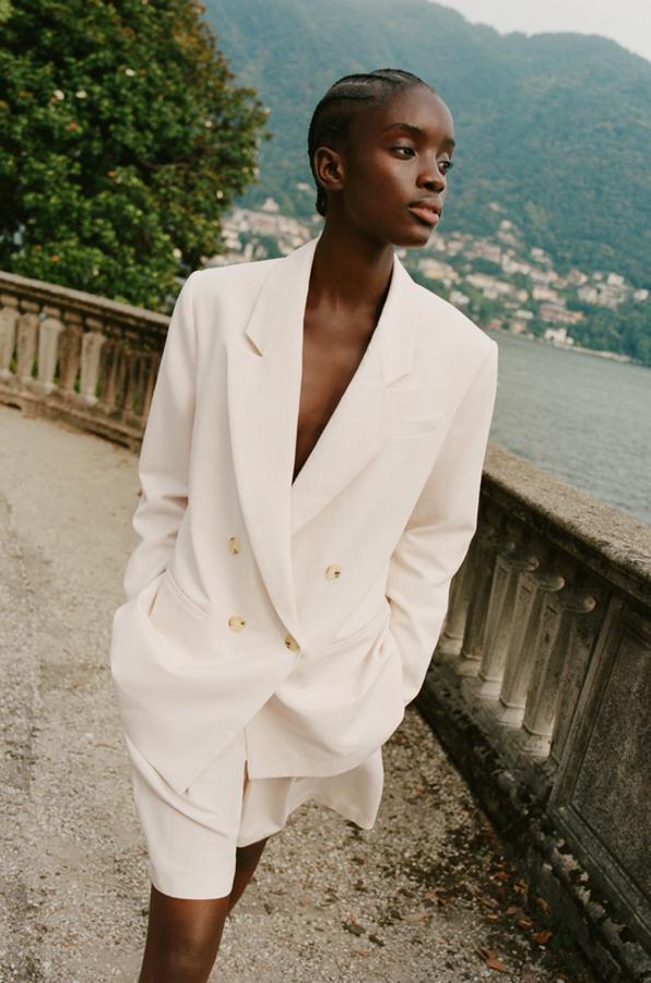 Esta blazer en color arena de Zara está confeccionada con materiales sostenibles y lino y tiene cierre cruzado y bolsillos de vivo en delantero. Cuesta 49,95 euros y está disponible entre las tallas XS y XL.