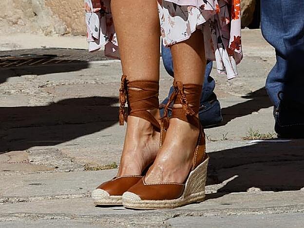 La reina ha apostado, de nuevo, por las alpargatas. Esta vez, un modelo de Uterqüe del año pasado que ha actualizado cambiando las cintas.