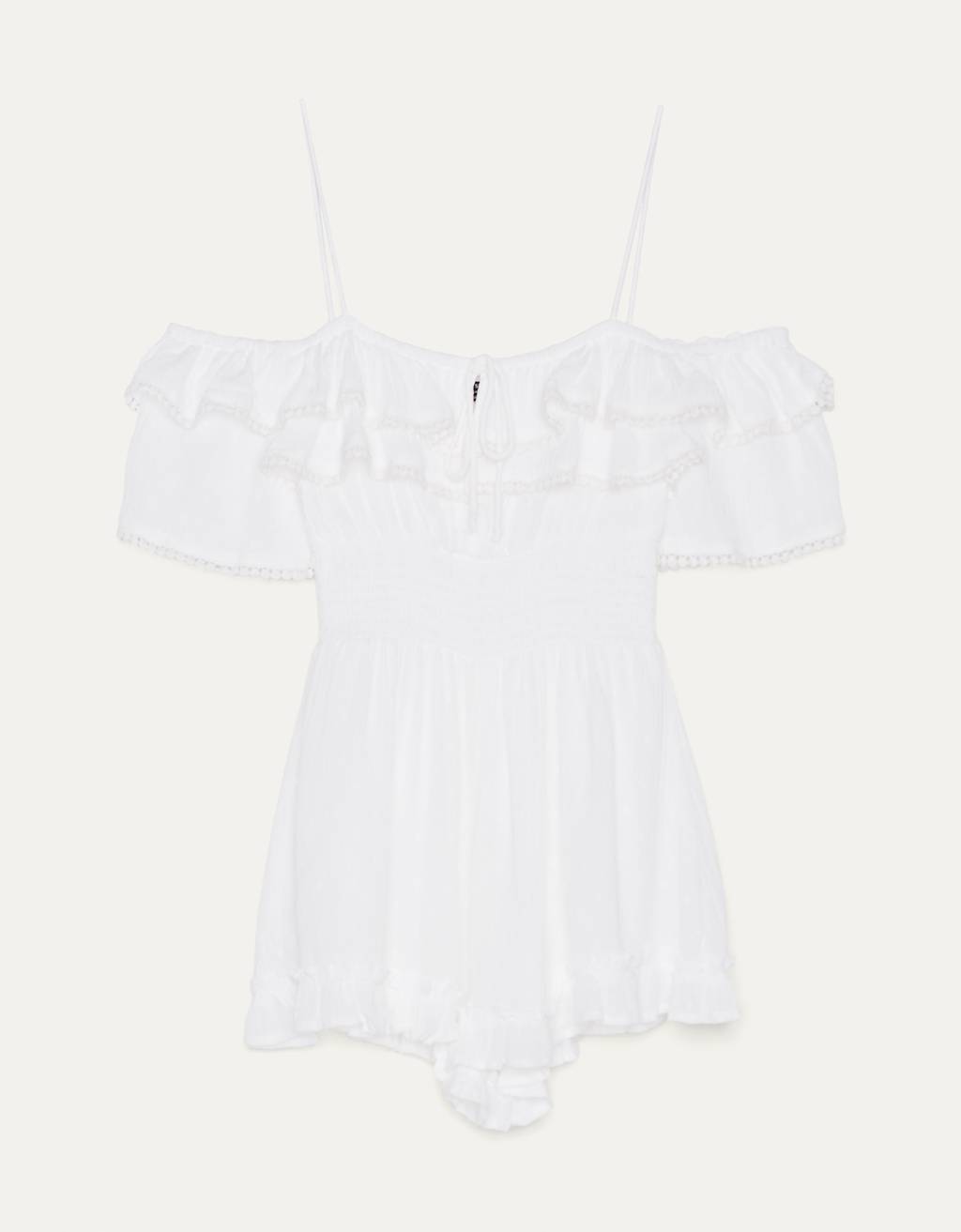 Mono blanco con bordados y volantes para looks ibicencos de lo más irresistibles. (25,99 euros).