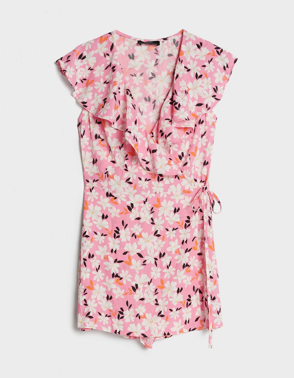 Uno de os más favorecedores es este mono corto cruzado con volantes y estampado de flores de la nueva colección de Bershka. (25,99 euros).