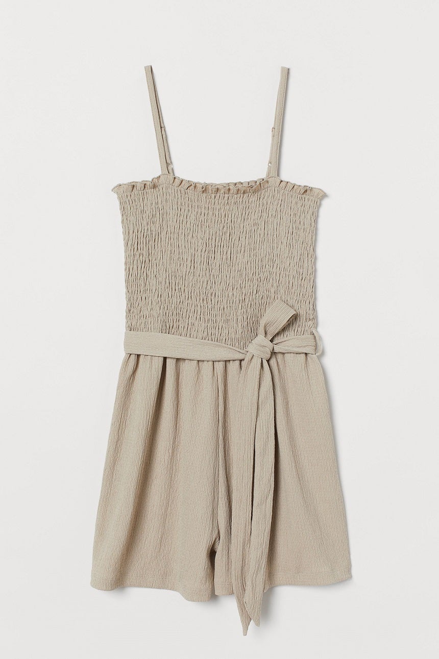 Mono corto fruncido de tirantes con pantalón fluido y cinturón de lazo de H&M. (9,99 euros). También disponible con estampado de flores.