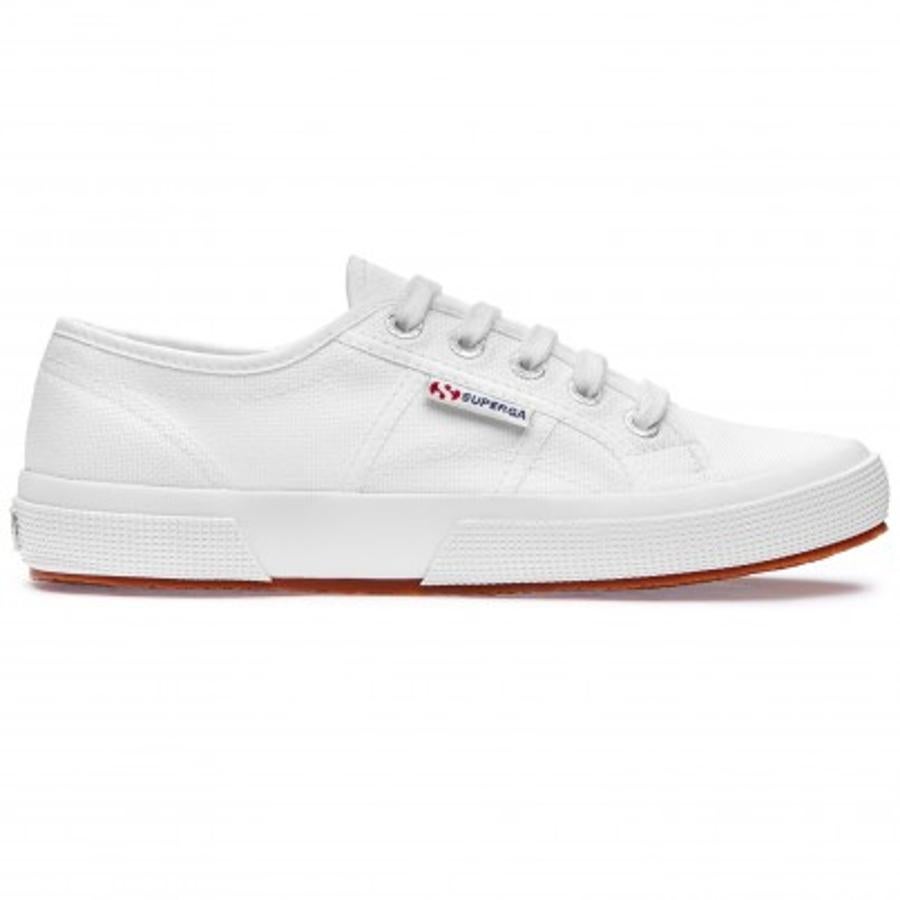 De lona y suela a contraste, de Superga (54 euros).