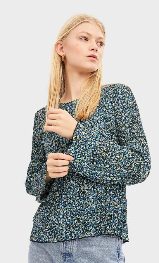 Con estampado en tonos azules, verdes y blancos, esta blusa plisada con mangas largas y cuello redondo cuesta 7,99 euros (antes 17,99 euros) y podemos comprarla en las tallas S y M.