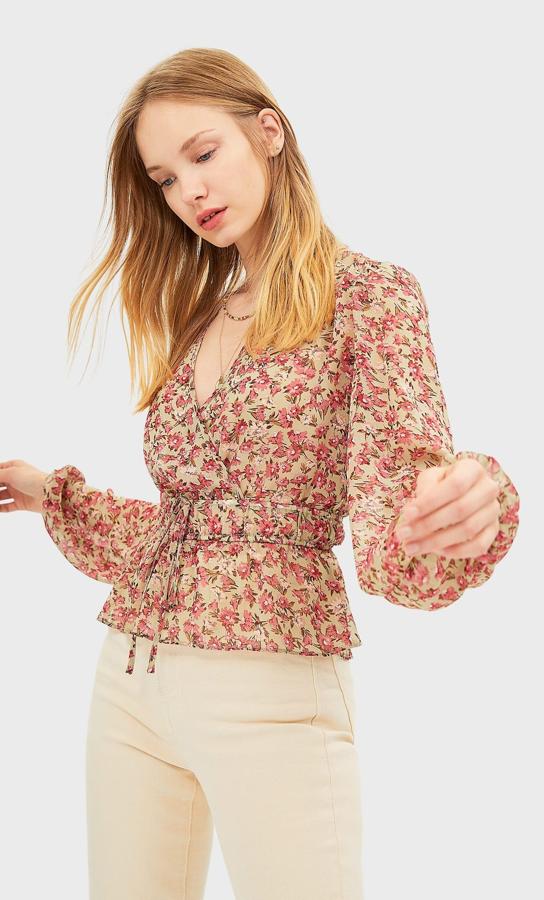 Fondo crudo y estampado floral en rosa para esta blusa semitransparente con escote de pico que antes costaba 15,99 euros y ahora podemos encontrar por 7,99 euros en las tallas XS y S.