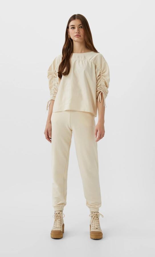 Mangas abullonadas y fruncidas con lazo para esta blusa en color vainilla que costaba 17,99 euros y ahora podemos comprar por 7,99 euros en las tallas S y M.