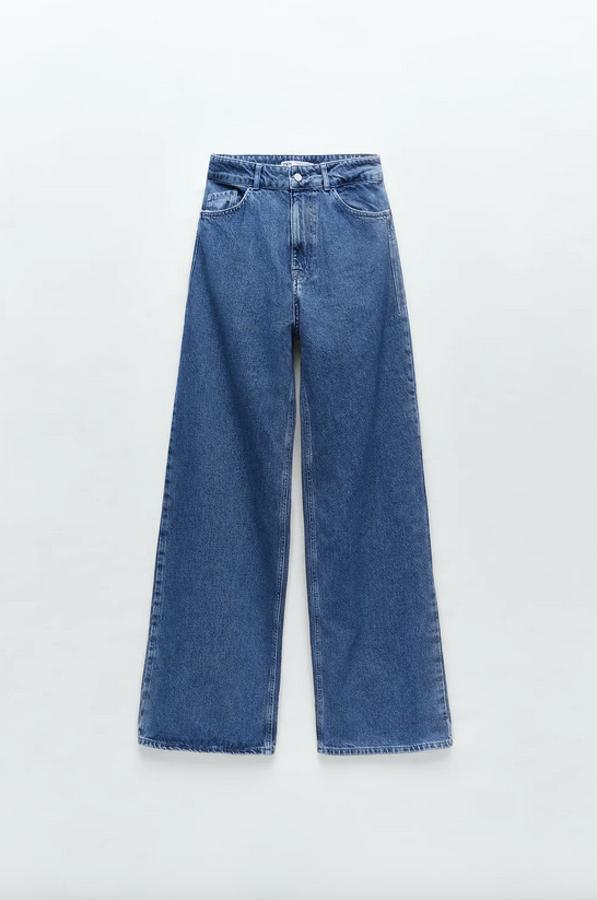 Otra propuesta cromáticamente tradicional son estos jeans en azul medio con tiro alto y efecto lavado. Tienen un precio de 29,95 euros y están disponibles entre las tallas 32 y 44.