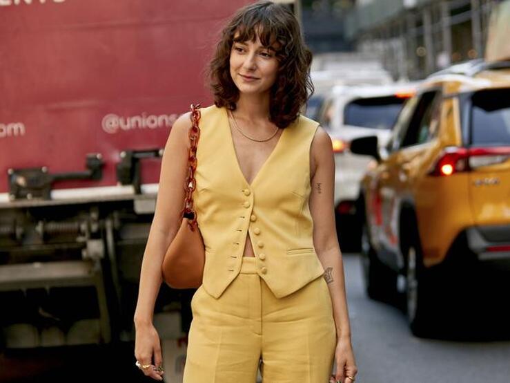 Fotos: Llevar el chaleco sin nada debajo es la nueva tendencia del verano con la que sentirás que has vuelto a los 90