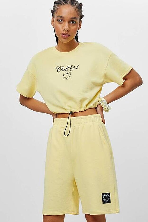 El conjunto que estaban esperando las fans de las bermudas: del felpa y amarillo pastel.