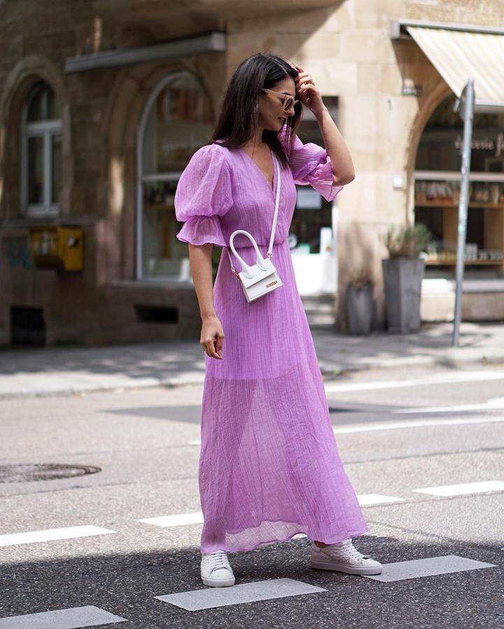 Es es uno de los vestidos más famosos entre la sinfluencers esta temporada. Lo ha llevado desde Paula Echevarría hasta Mery Turiel. Es de H&M, está agotado y ella lo combina con zapatillas blancas. Una mezcla loca pero resultona (39,99 euros).