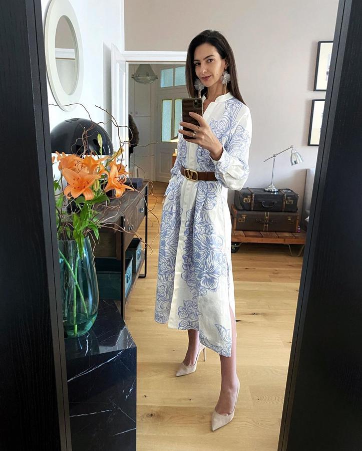 Si a un caftán o túnica playera le añades un cinturón, tienes un uso muhco más elegante de la prenda. Es lo que ha hecho esta influencer y el resultado con este vestido de H&M no nos puede gustar más (39,99 euros).