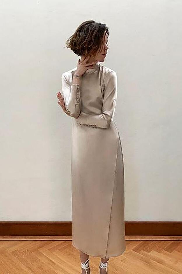 Vestido de satén en color champagne de la nueva colección de Zara. Un vestido perfecto para una novia de otoño.