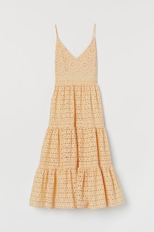 Otro de los vestidos con bordado inglés es este con escote de pico, tirantes espagueti y falda de volantes en el bajo. Con largo hasta la rodilla tiene la costura fruncida en la cintura y un precio de 89,99 euros. Solo queda en las tallas 32, 38, 42 y 46.