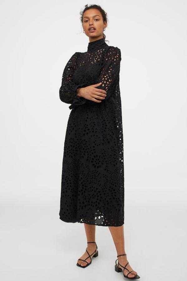 De venta exclusiva en la página web, este vestido midi en tejido de algodón con bordado inglés en toda la prenda viene con cuello alto, mangas globo, hombros fruncidos y mangas largas con ribete de volante. Cuesta 99 euros y está disponible entre las tallas XS y M y en la XL.