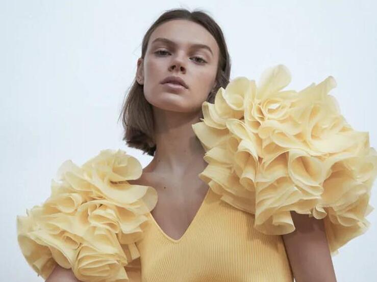 Fotos: La última propuesta de Zara para dar a tus prendas volumen y estilo son los volantes en las mangas