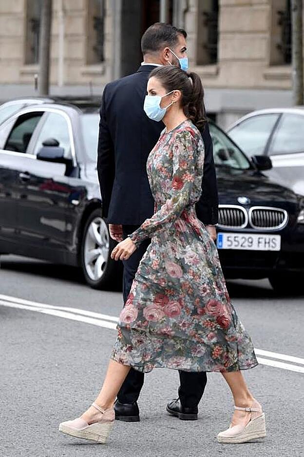 La reina Letizia ha elegido para su visita a Bilbao un vestido de Zara que ya habñia llevado en el 2017.
