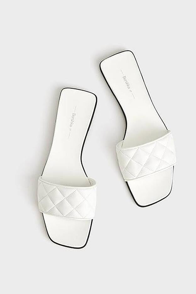Sandalias blancas acolchadas de la nueva colección. (19,99 euros).