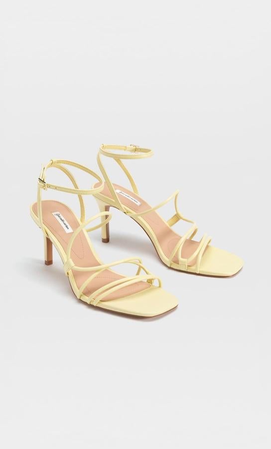 Sandalias en amarillo pastel, (9,99 euros).