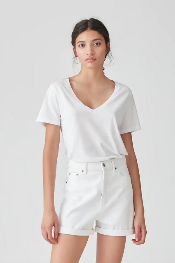 Diseño de bermuda y corte mom para esta prenda de Pull&Bear con bajo vuelto y tachas y botones plateados. Con un precio de 19,99 euros, está disponible entre las tallas 32 y 42.