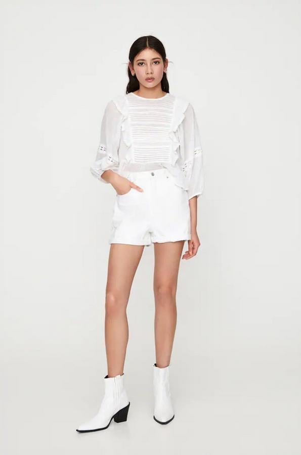 Corte mom y cintura elástica para estos shorts de Pull&Bear con detalle de bajo vuelto y diseño de cinco bolsillos. Cuesta 19,99 euros y está disponible entre las tallas 32 y 42.