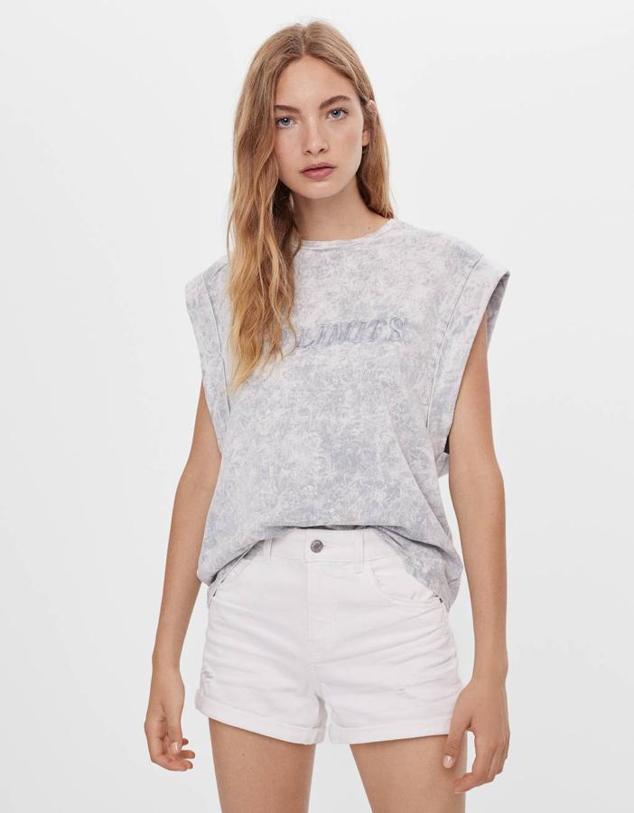 Con vuelta en bajo, cinco bolsillos, trabillas y cierre mediante cremallera oculta, este short de Bershka cuesta 15,99 euros y está disponible entre las tallas 32 y 42.
