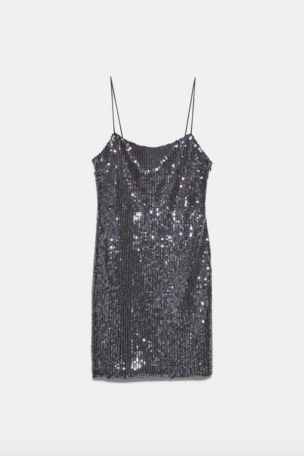 Para las que tienen pendiente renovar su armario de fiesta Zara tiene este vestido mini de lentejuelas en color plata con escote recto y tirantes finos. De 25,95 euros ha pasado a 9,99 euros y está disponible en las tallas S, M y L.