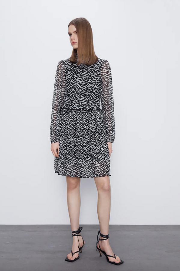 De cuello subido y manga larga acabada en elástico, este vestido de tul con estampado animal viene con detalle de frunce en la cintura y forro interior. De 22,95 euros ha pasado a 9,99 euros y está disponible en las tallas S y M.