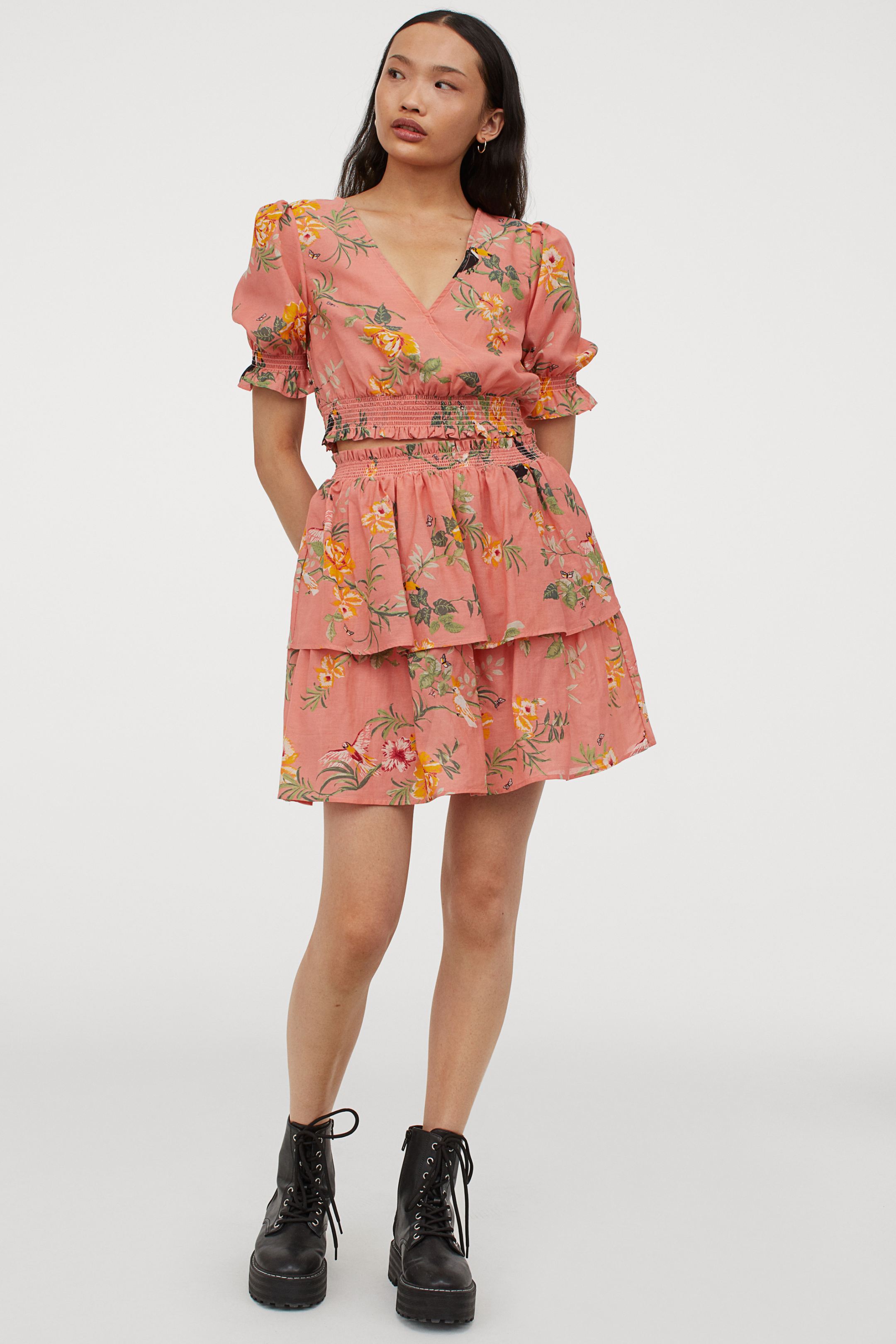 Minifalda con volantes, cintura fruncida y estampado de flores en color albaricoque. Ideal para combinar con el top a juego o con cualquier parte de arriba básica. (24,99 euros).