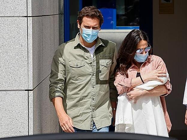 Malú y Albert Rivera con su hija en brazos a la salida del hospital.