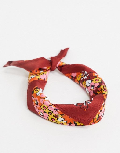 Pañuelo con estampado de flores estilo años 70 de Asos.