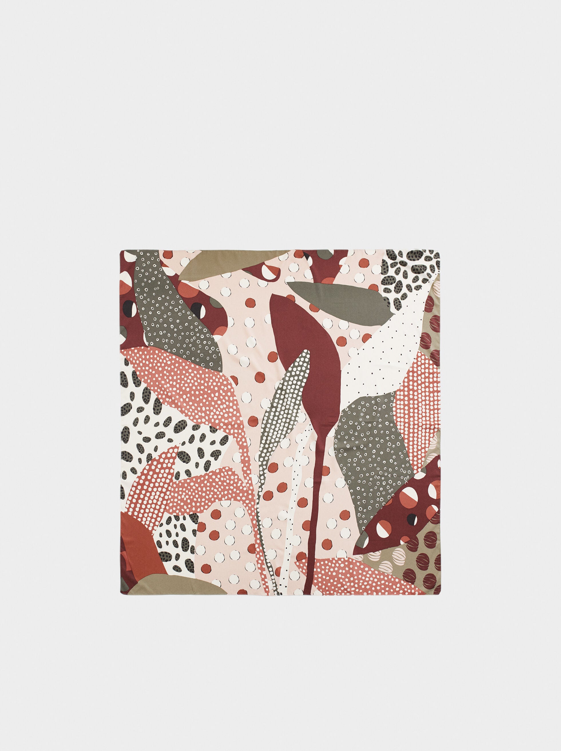 Pañuelo con estampado multicolor de Parfois. (19,99 euros).