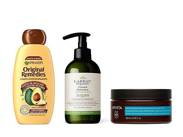 Champú Antiencrespamiento con Aceite de Aguacate y Manteca de karité Original Remedies de Garnier (2,99 €). Acondicionador Reparador con Aloe y Baobab de Labeau Organic (18 €). Mascarilla capilar Hidratante de Apivita (19 €).
