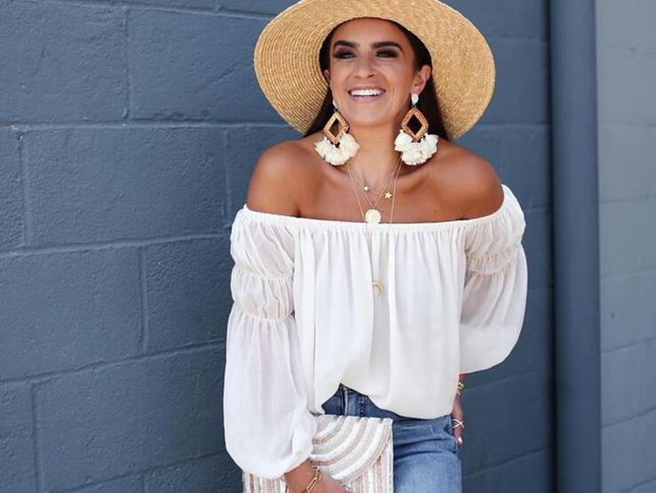 Fotos: Blusa blanca con los hombros al aire, la prenda estrella de los años 60 que vuelve para arrasar este verano
