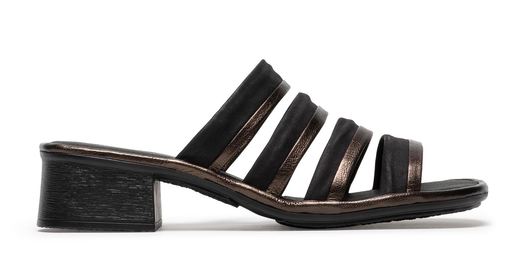 Con tacón de madera y tiras negras y metalizadas, de Fly London (59,94 euros).