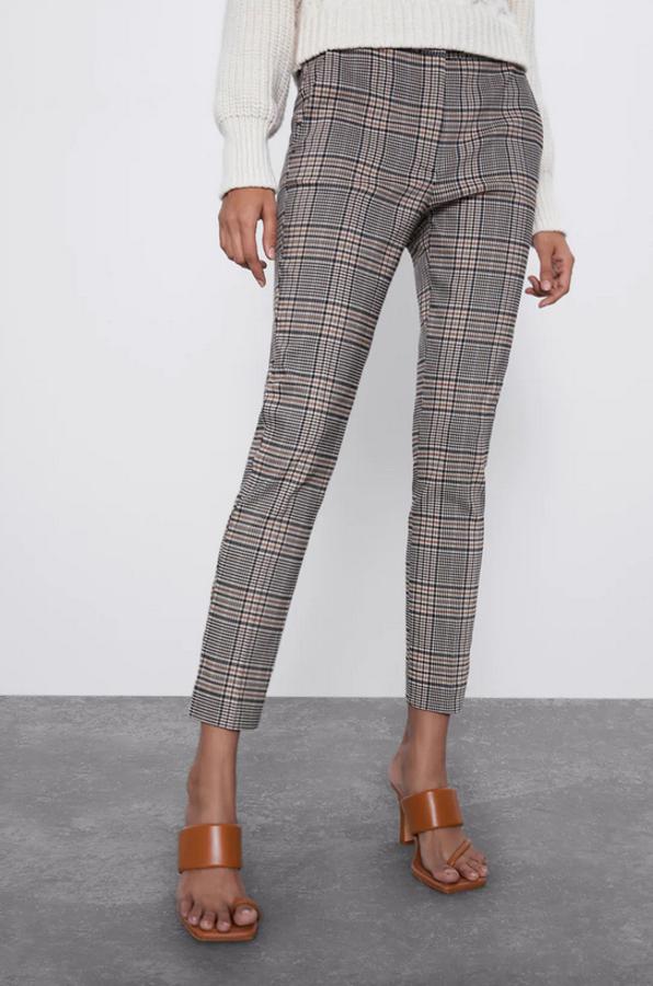 En Zara hemos encontrado este pantalón de tiro medio con bolsillos delanteros y estampado de cuadros. Costaba 25,95 euros y ahora está a 9,99 euros únicamente en la talla XS.