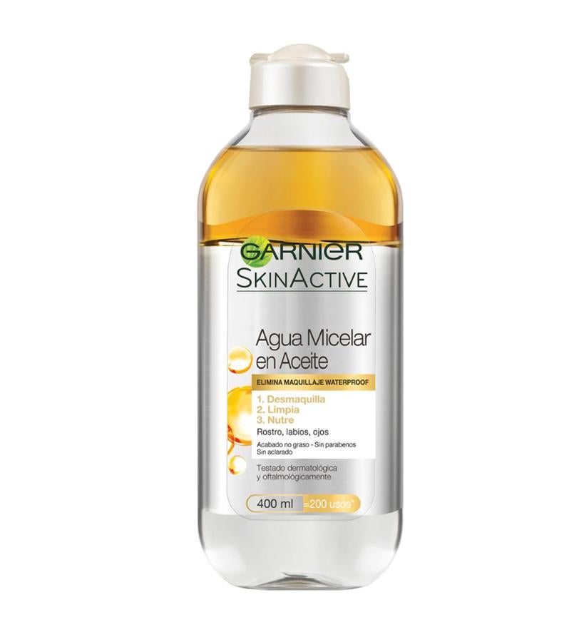 Desmaquilla, limpia y suaviza todo el rostro ojos y labios en un solo gesto y sin aclarado, con una fórmula suave, sin perfume y adecuada incluso para las pieles sensibles. Su tecnología incluye micelas ,que actúan como imanes para capturar la suciedad, el maquillaje y el sebo de la piel sin frotar. Una fórmula suave, sin perfume, adecuada para todo tipo de pieles, incluso las sensibles.  Agua Micelar en Aceite Skin Active de Garnier  (4,69 €).