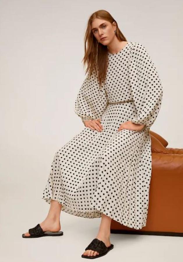 Plisada y de lunares. Esta falda de las segundas rebajas de Mango tiene todo lo que buscamos en una prenda: dos tendencias en una (19,99 euros).