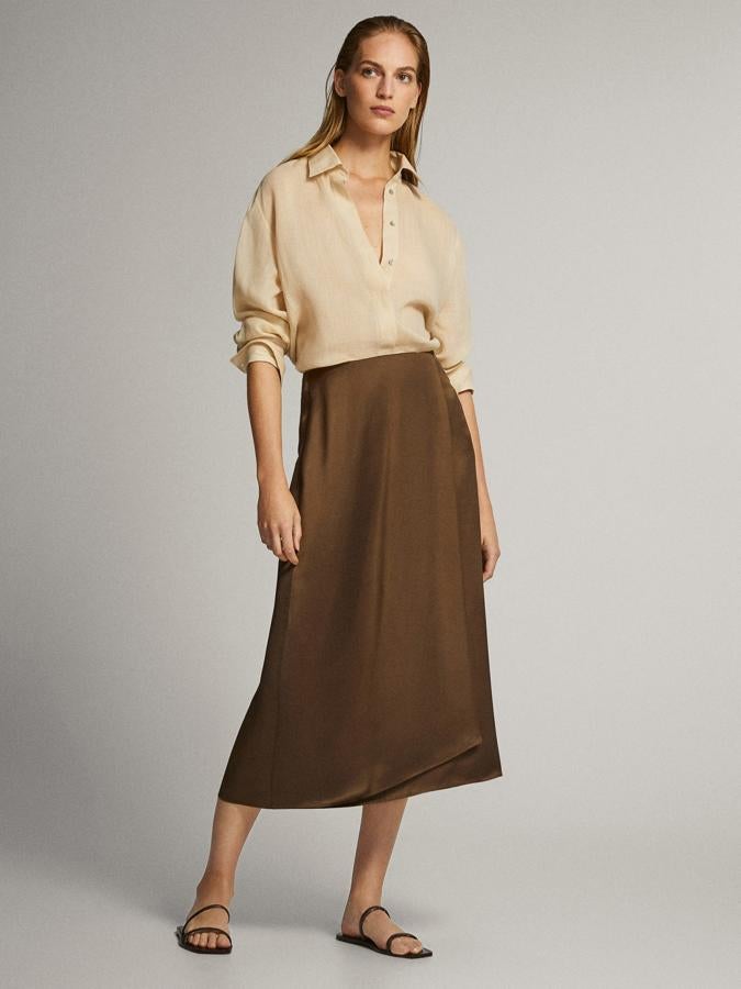 Si buscas una falda pareo pero con un poco más de clase, esta de Massimo Dutti es perfecta. Es de las segundas rebajas de la firma (29,95 euros).