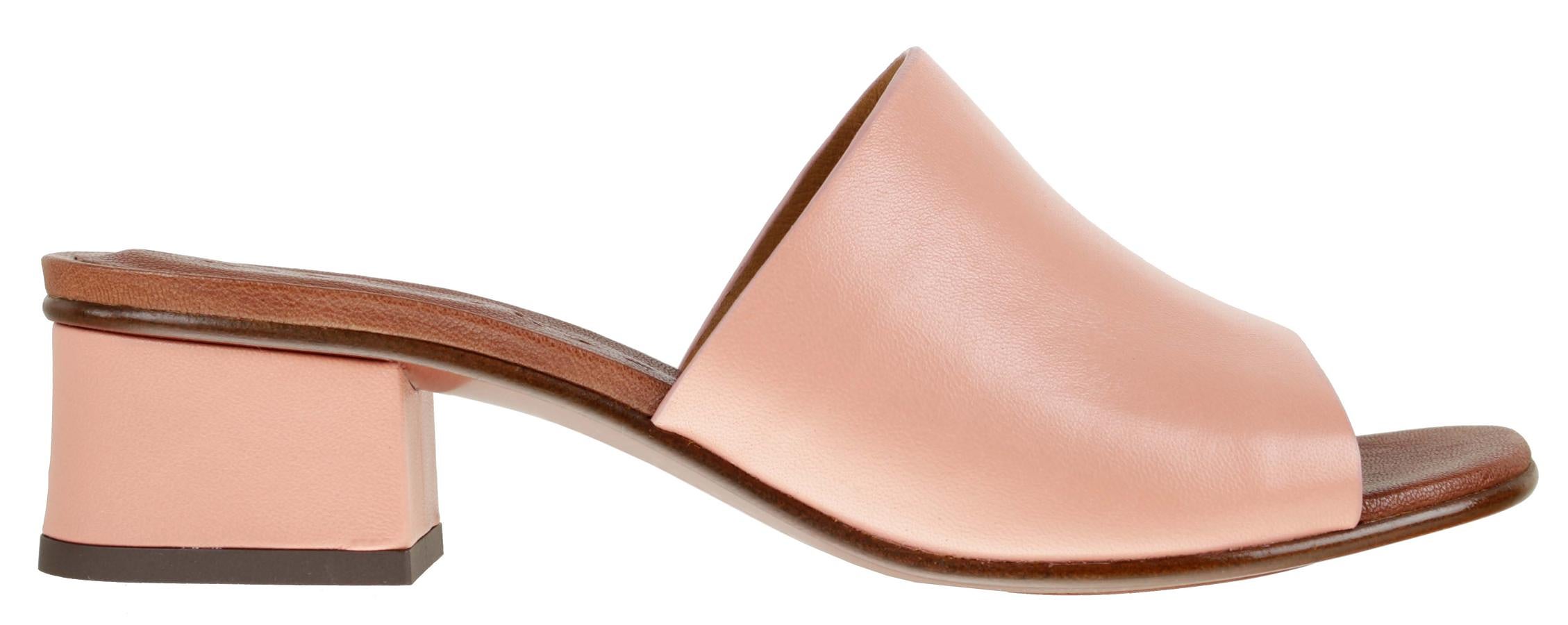 En rosa pastel con el tacón a juego, d eChie Mihara (190 euros).