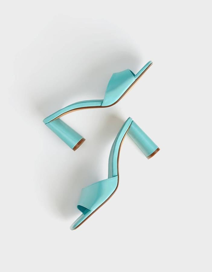 De tacón cilíndrico y en color aguamarina, de Bershka (29,99 euros).