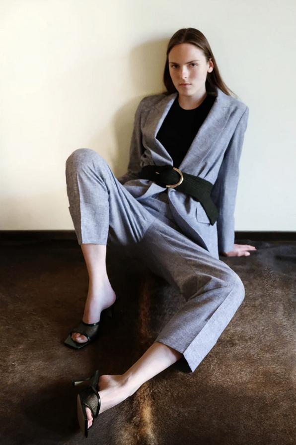 En azul lavado, con una blazer jaspeada sin botón y bolsillos delanteros de solapa (39,95 euros) y un pantalón de bajo acabado con vuelta (25,95 euros) este traje es ideal para tus looks de oficina otoñales.