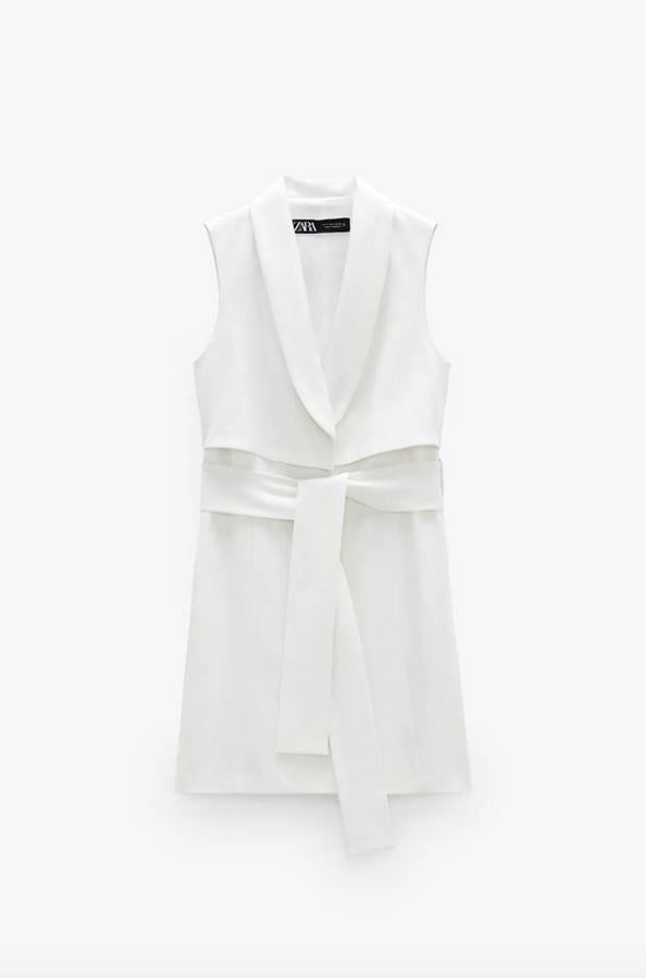 Este original vestido tipo chaleco mini de Zara, con cuello de solapa y manga sisa, viene con bolsillos laterales ocultos en costura y cinturón a tono, todo en color blanco. Cuesta 39,95 euros y está disponible entre las tallas XS y L.