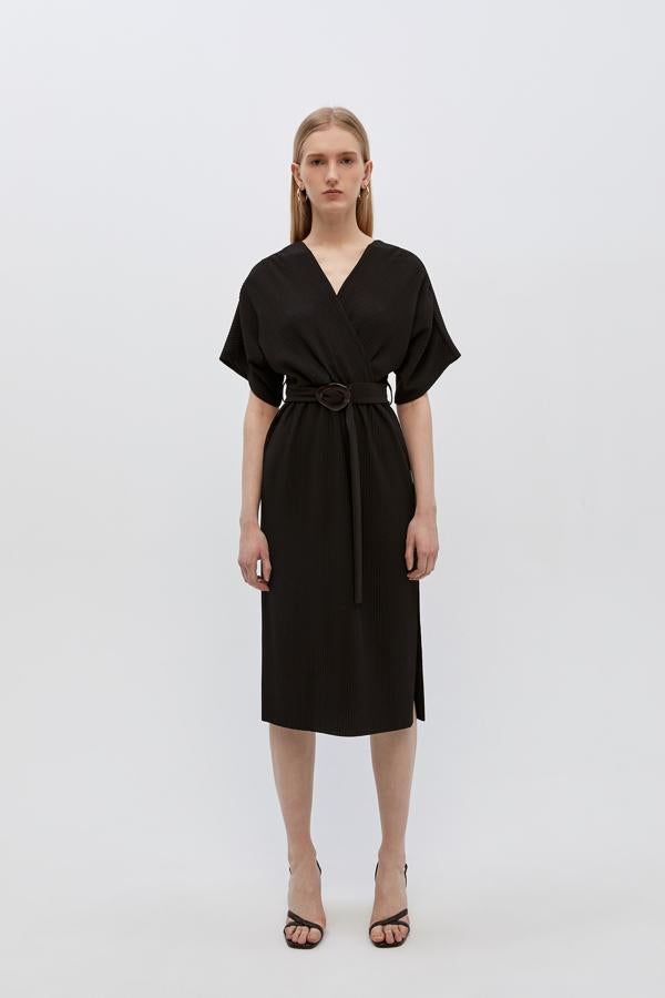 En Sfera hemos encontrado este vestido en color negro de diseño midi plisado y manga corta con cinturón a tono y hebilla de carey. Tiene un precio de 29,99 euros y solo queda en la talla S.