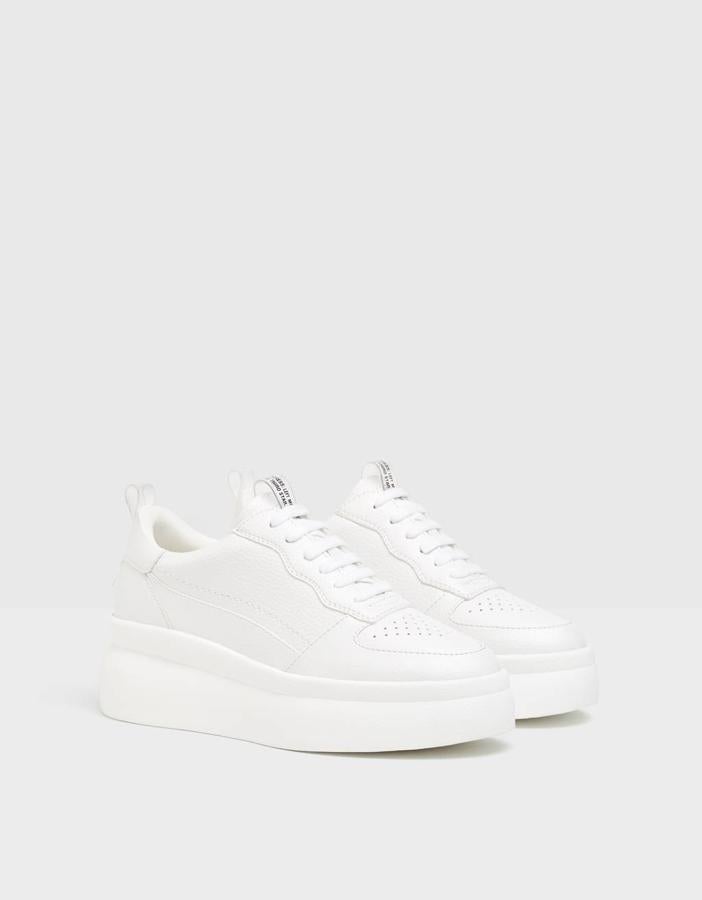 Zapatillas blancas   de cordones con plataforma (25,99 euros).