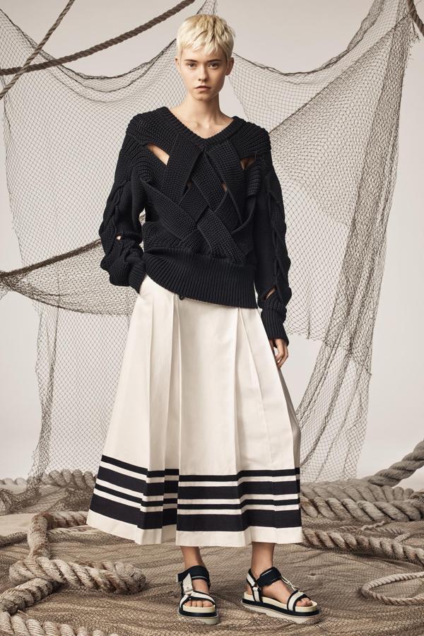 Jersey de punto con cuello pico y manga larga (89,95 €), y falda de tiro alto con bolsillos laterales y bajo con franjas combinadas a contraste (69,95 €). ambos de Zara.