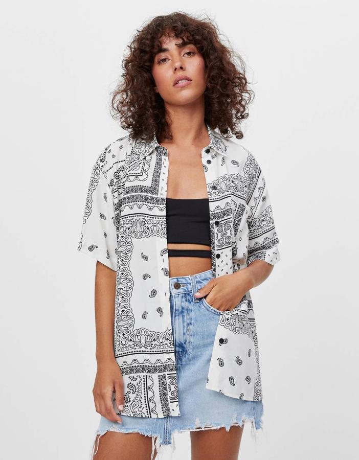 Con estampado paisley en color negro sobre fondo blanco, esta camisa de Bershka con botones a contraste tiene  un precio de 19,99 euros  y está disponible entre las tallas XS y L.