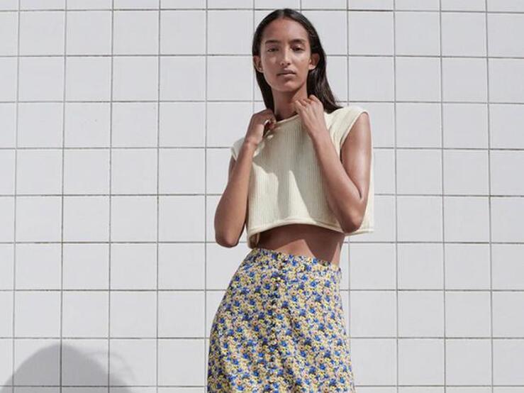 Fotos: Las faldas midi estampadas que acaban de llegar a las tiendas y queremos meter ya en nuestro armario
