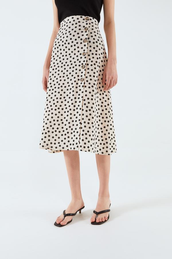 En Sfera también han apostado por los lunares para esta falda en color blanco con lunares negros y cierre de botones en el frontal. Cuesta 9,99 euros y está disponible entre las tallas M y XL.